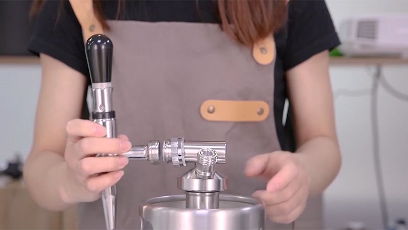 ماكينة تحضير القهوة الباردة بغاز النيتروجين